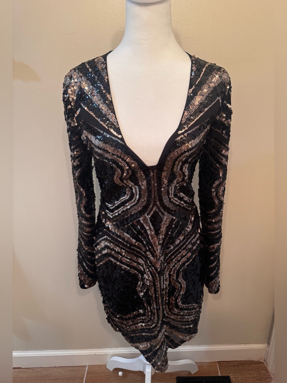 Express Black & Gold Sequin Deep V-Neck Long Sleeve Mini Dress Sz Small